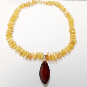 Gintariniai karoliai su pakabuku