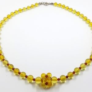 Gintariniai karoliai su pintu pakabuku