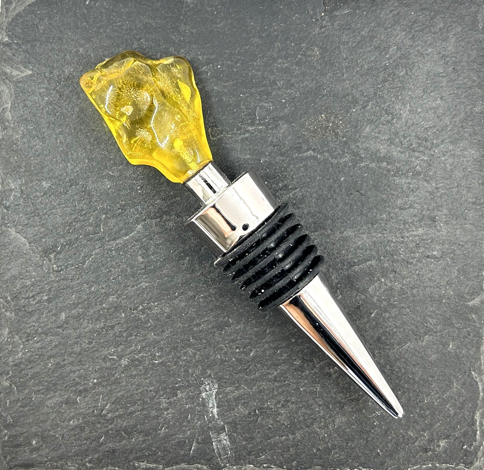 Gintaru dekoruotas vyno kamštis