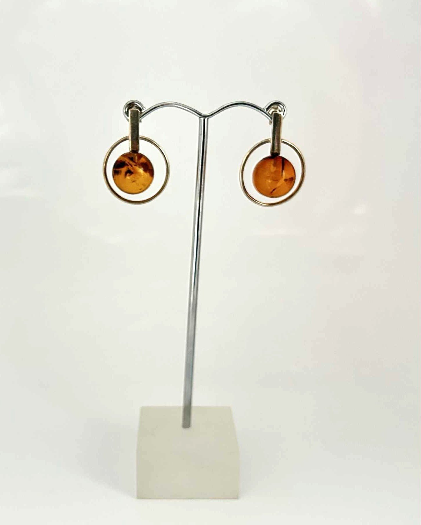 Elegantiški auskarai su natūralaus gintaro kamuoliukais