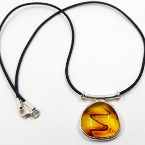 Gintaro pakabukas su juodų silikonu