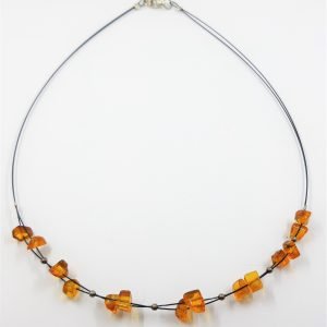 Natūralaus Baltijos gintaro karoliai ant troselio