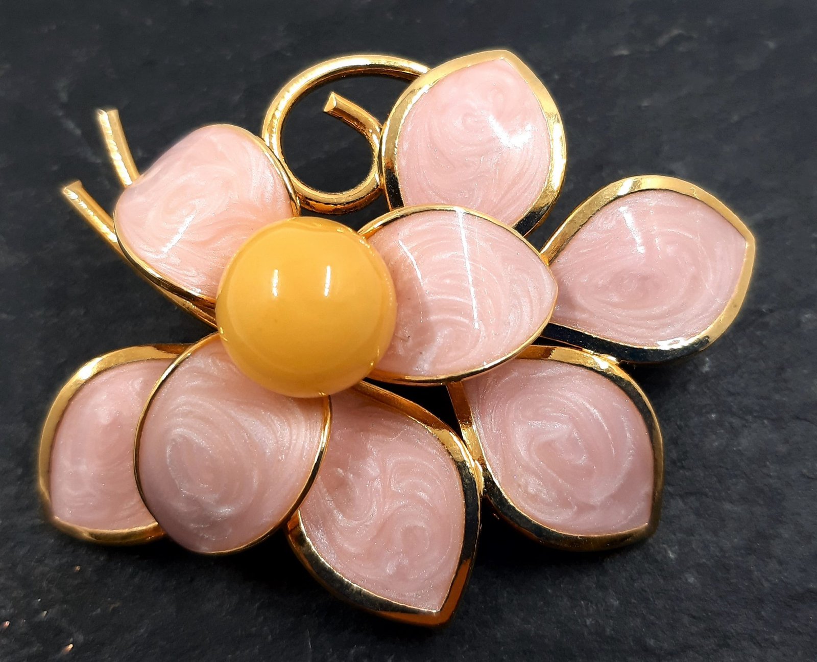 Gintarinė sagė „Gėlė”