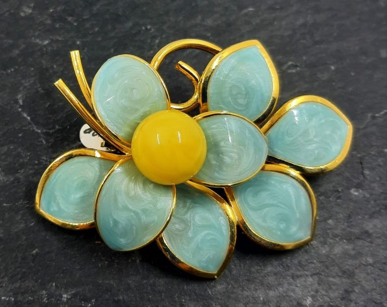 Gintarinė sagė „Gėlė”