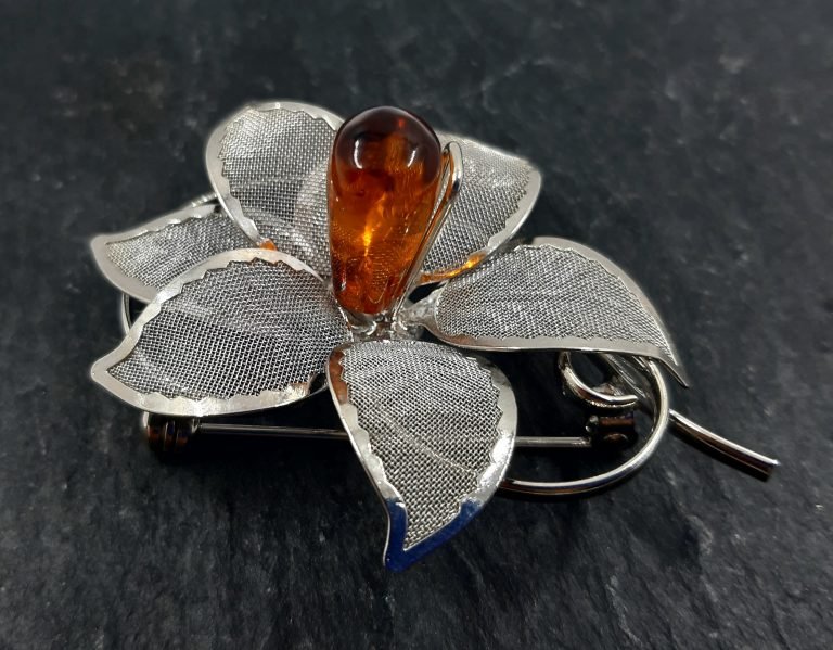 Gintarinė sagė „Gėlė”