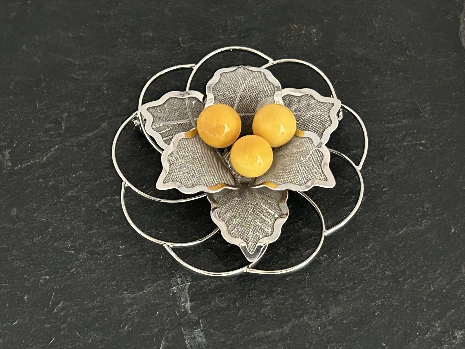 Nuostabi gintaro sagė „Gėlė“