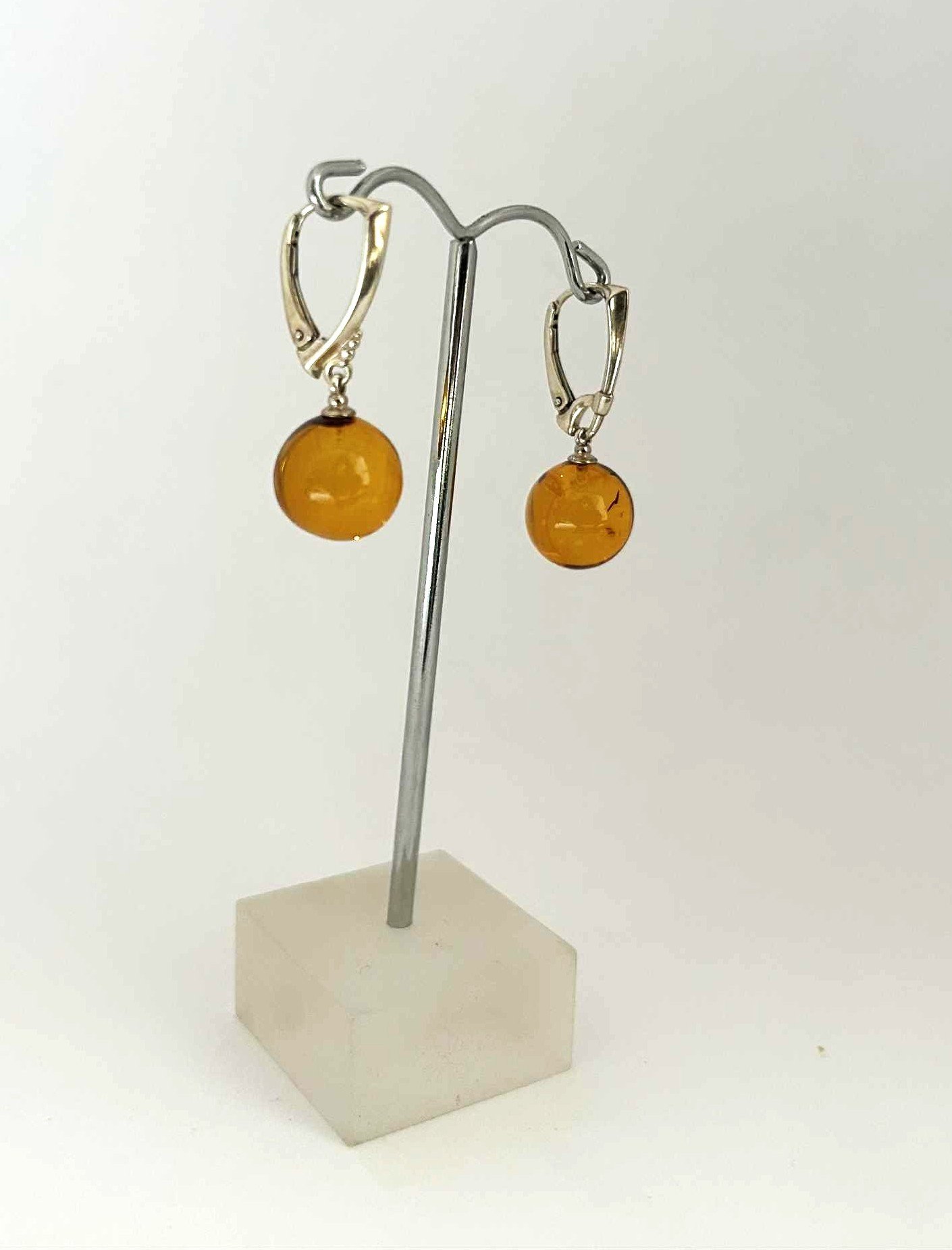 Auskarai su natūralaus gintaro kamuoliais