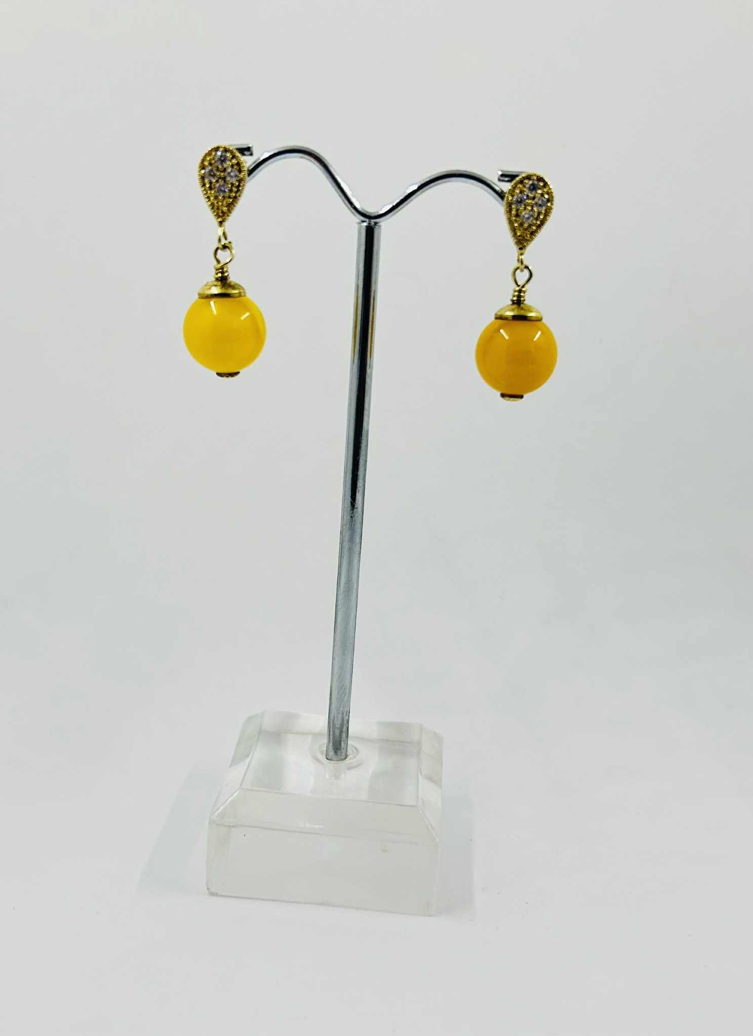 Elegantiški auskarai su natūralaus gintaro kamuoliukais