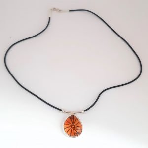 Nuostabus gintaro pakabukas ant silicono