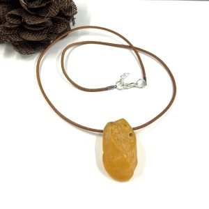 Gintaro pakabukas ant odos