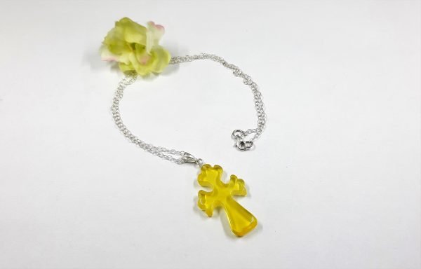 Gintaro kryžius su grandinėle