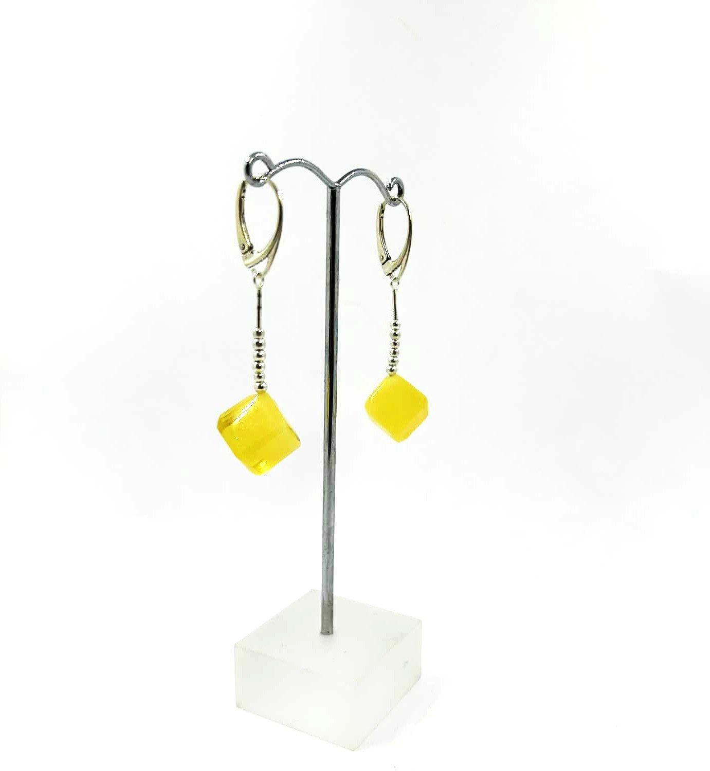 Žavūs kabantys gintaro auskarai „Kubeliais”