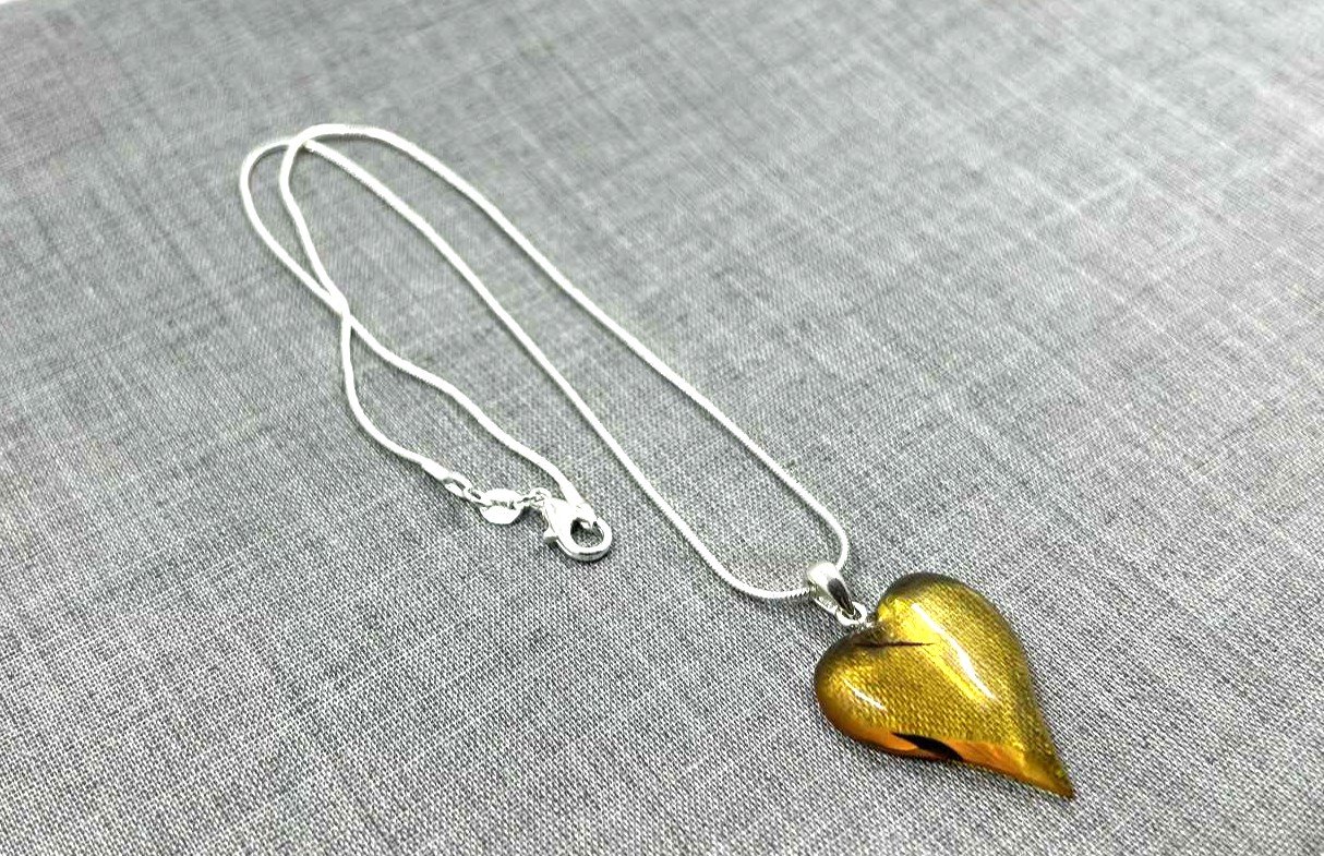 Gintaro pakabukas ant grandinėlės „Širdis”