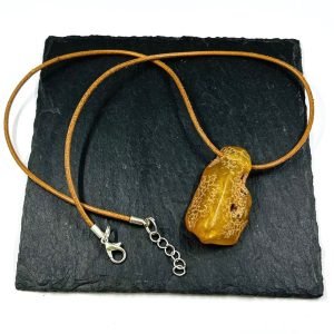 Gintaro pakabukas ant odos