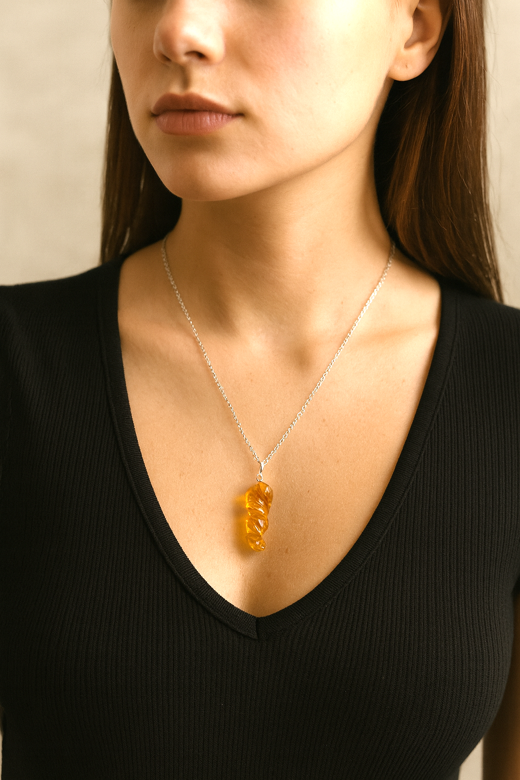 Natūralus drožinėtas gintarinis pakabukas „Liepsna” su grandinėle