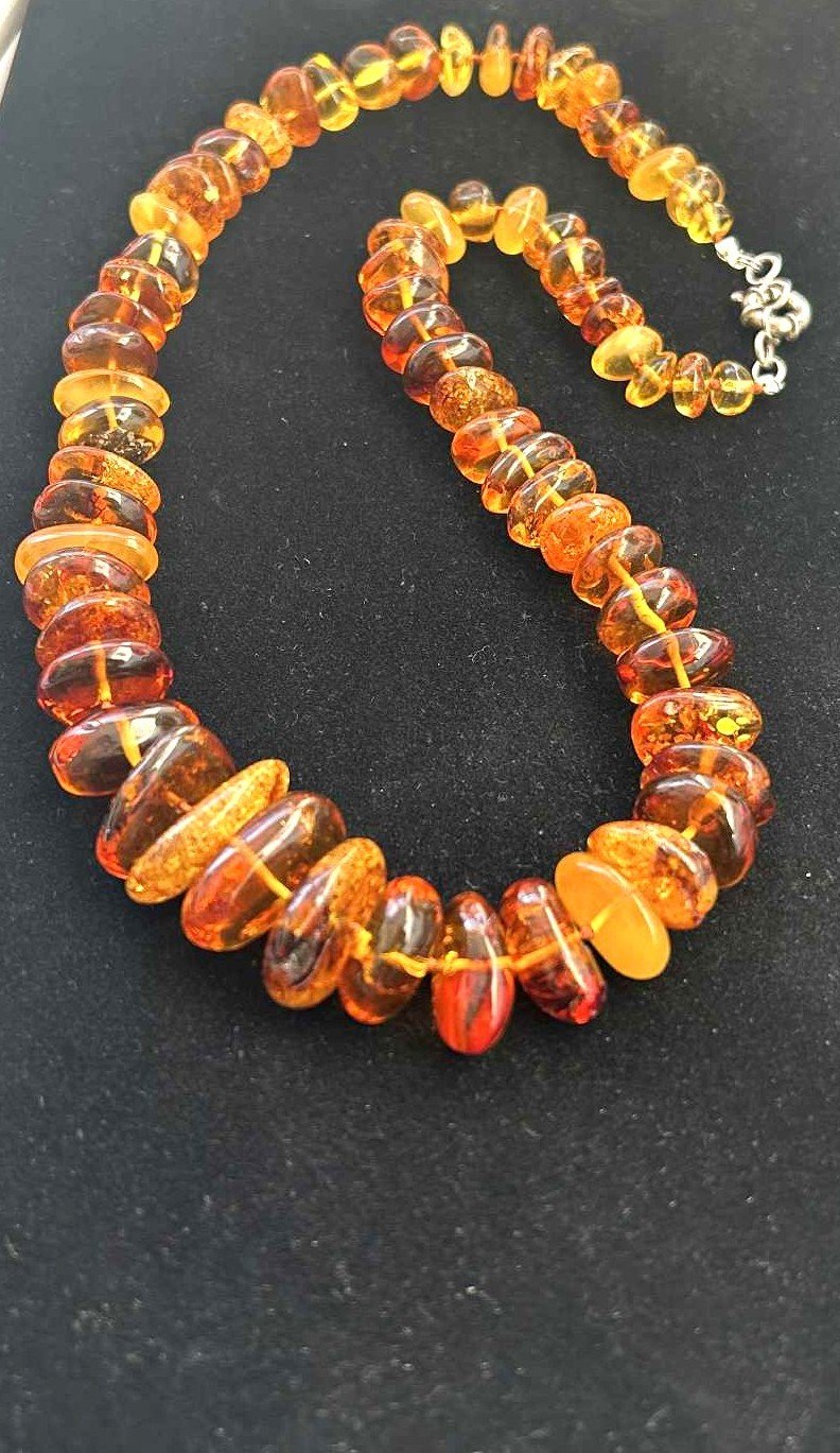 Nuostabus ilgas vėrinys iš natūralaus Baltijos gintaro